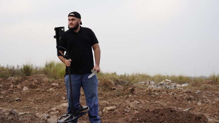 Mastering-the-Hunt-Insights-into-Professional-Metal-Detectors